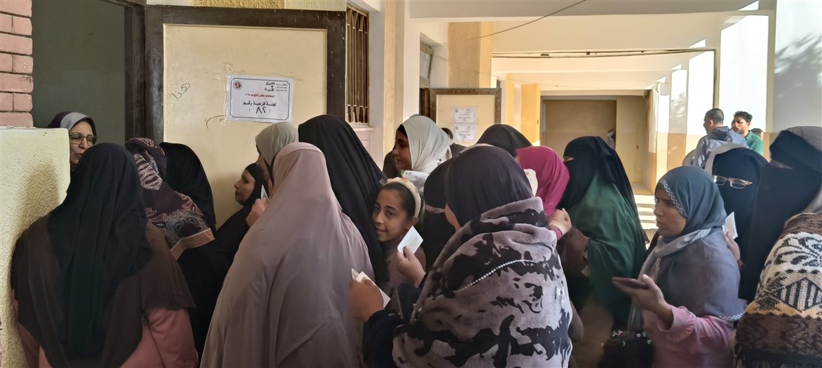 إقبال كبير من السيدات على لجنة مدرسة العزيزية بجولة الإعادة بالدائرة الثالثة بالفيوم&nbsp;