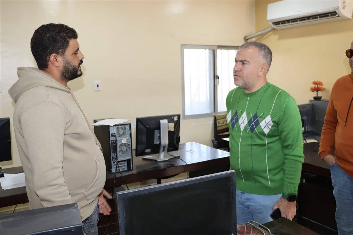 في جولة مفاجئة رئيس مياه الفيوم يلتقي العاملين بالمشروعات والتنفيذ الذاتي والكهرباء وإدارة السيارات والأمن