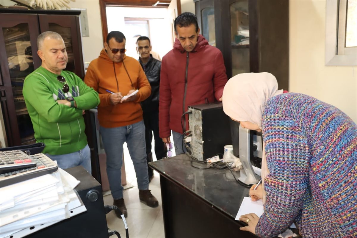في جولة مفاجئة رئيس مياه الفيوم يلتقي العاملين بالمشروعات والتنفيذ الذاتي والكهرباء وإدارة السيارات والأمن