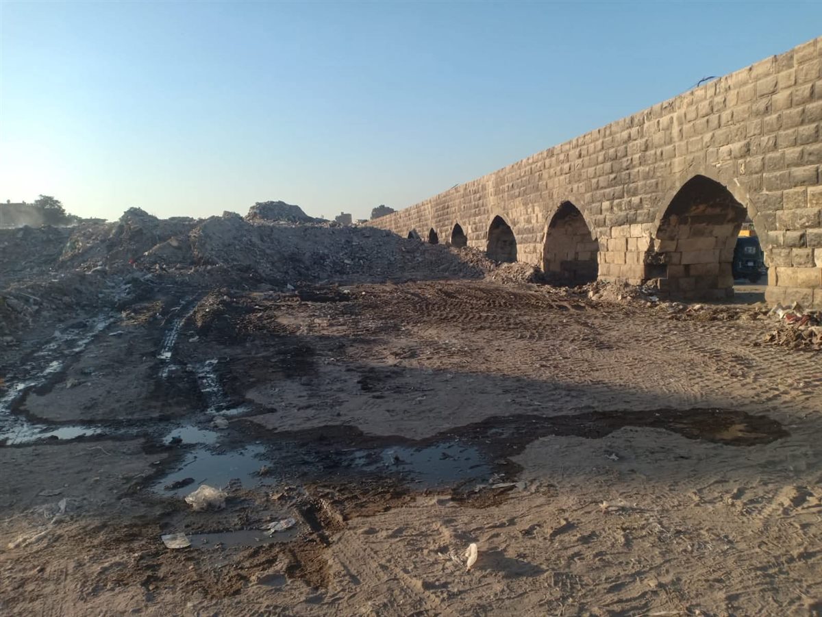 رفع أطنان من المخلفات وأكوام القمامة بمحيط سور مجرى العيون