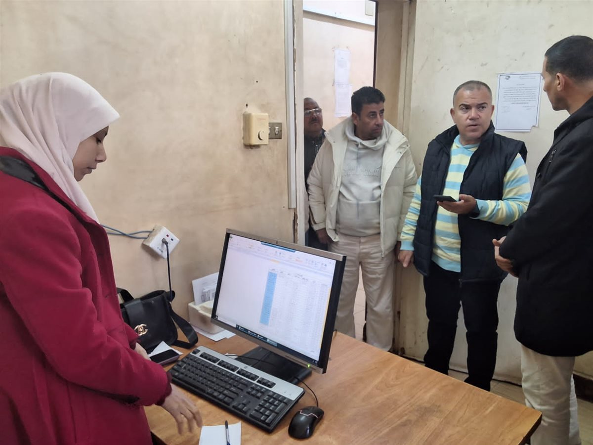 جولة ميدانية مفاجئة.. رئيس مياه الفيوم يتابع جاهزية المعدات وفرق العمل بمركز صيانة إطسا