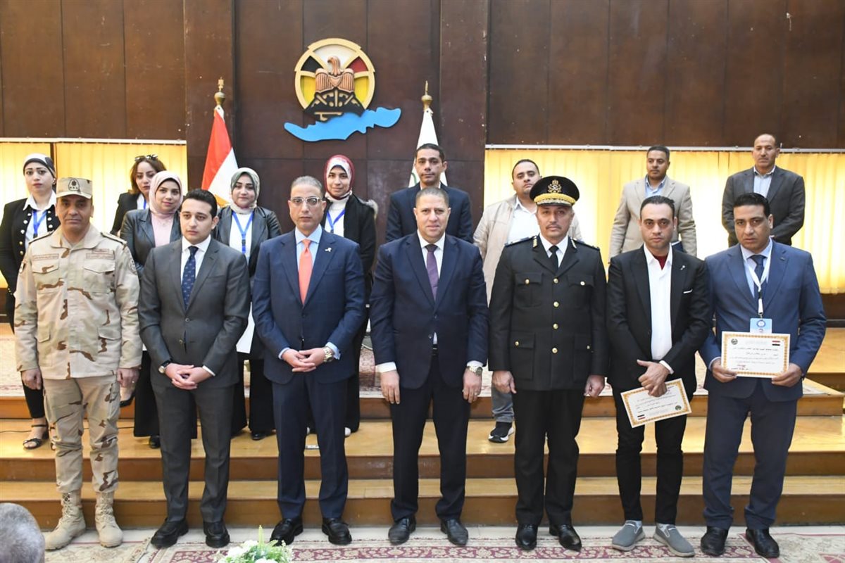 محافظ الفيوم يكرم مجموعات العمل القائمة على إحكام السيطرة على بحيرة قارون تقديراً لجهودهم