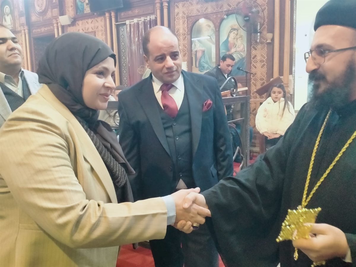 رئيس مركزابشواى تقدم التهنئة للإخوة الأقباط بعيد الميلاد المجيد خلال زيارتها لكافة كنائس المركز