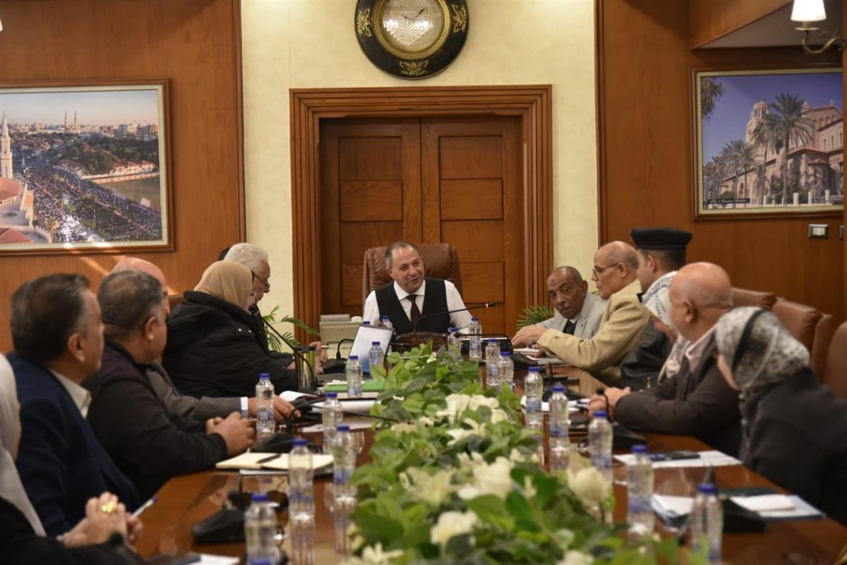 اجتماع محافظ بورسعيد مع شركة النظافة الجديدة ورؤساء الأحياء