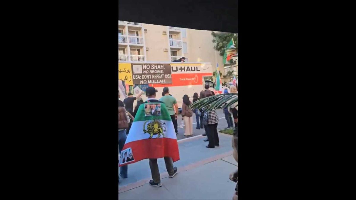 <strong>شاحنة تدهس محتجين ضد إيران</strong>