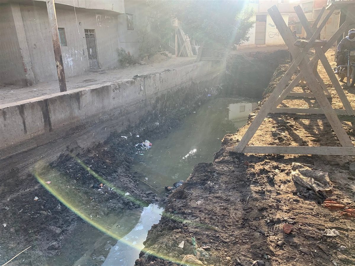 بدء تنفيذ حاجز خرساني ببحر تلات الواطي لحماية المواطنين قرب كوبري أبو صيري بالعجميين