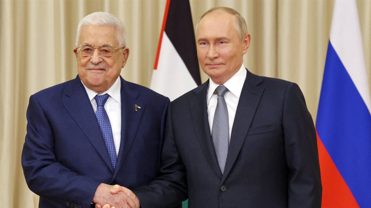 الرئيس الفلسطيني محمود عباس أبو مازن ونظيره الروسي فلاديمير بوتين