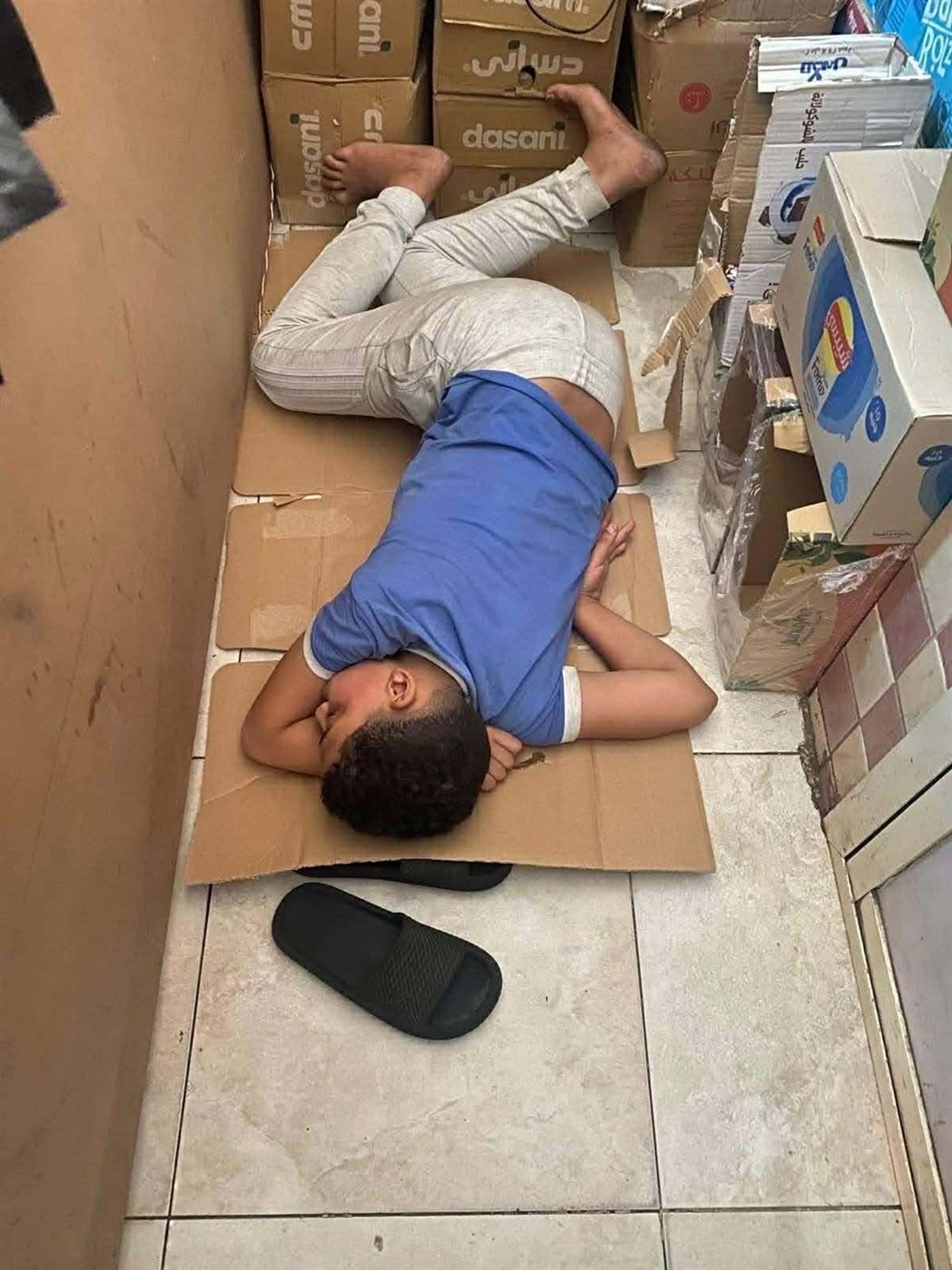 الطفل عمار داخل محل والده