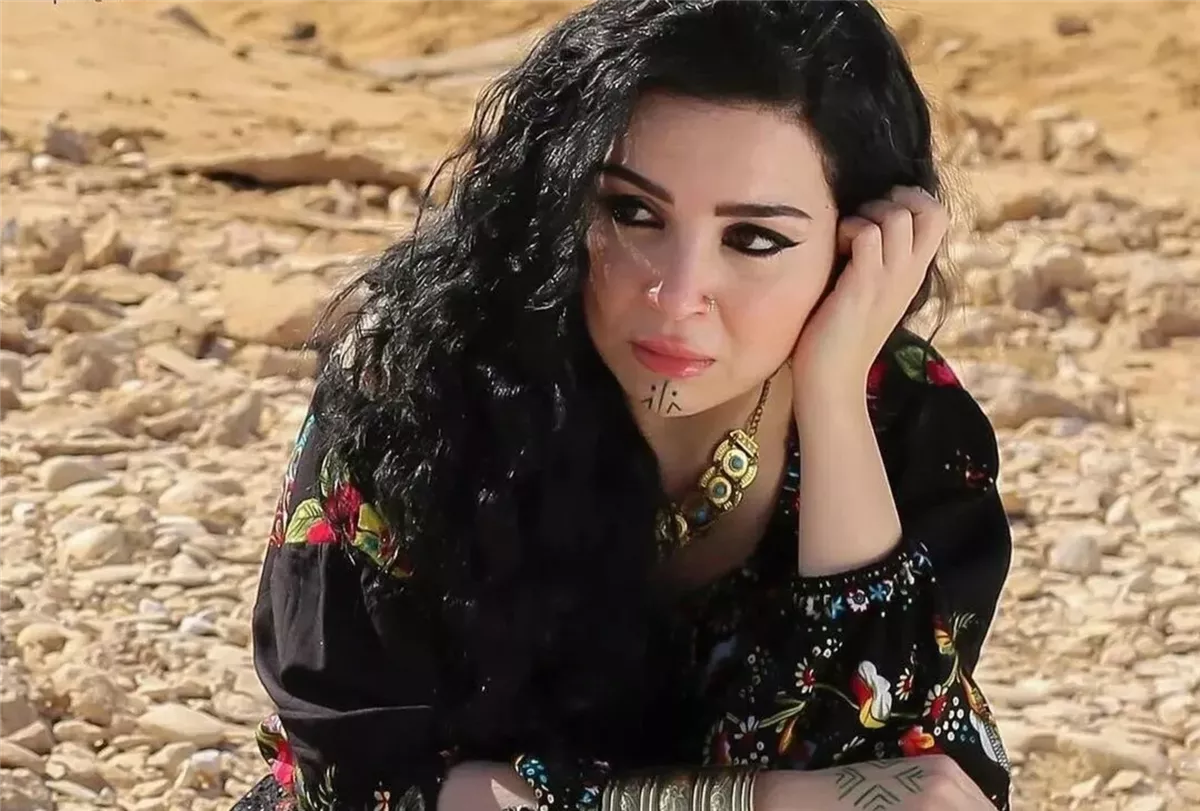 الفنانة مي عز الدين في مشهد مصور