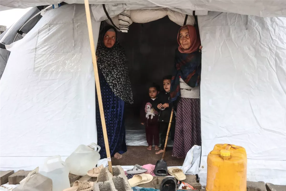 <strong>إسرائيل تلقي منشورات وتطالب فلسطينيين بمغادرة الخيام</strong>