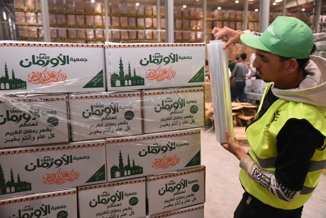 تجهيز وتعبئة كراتين مواد غذائية دعمًا للأولى بالرعاية بالفيوم خلال شهر رمضان المعظم 2026