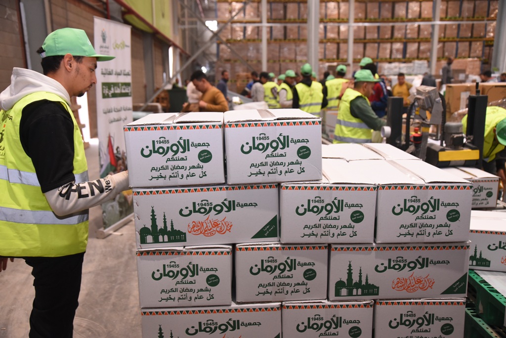 تجهيز وتعبئة كراتين مواد غذائية دعمًا للأولى بالرعاية بالفيوم خلال شهر رمضان المعظم 2026