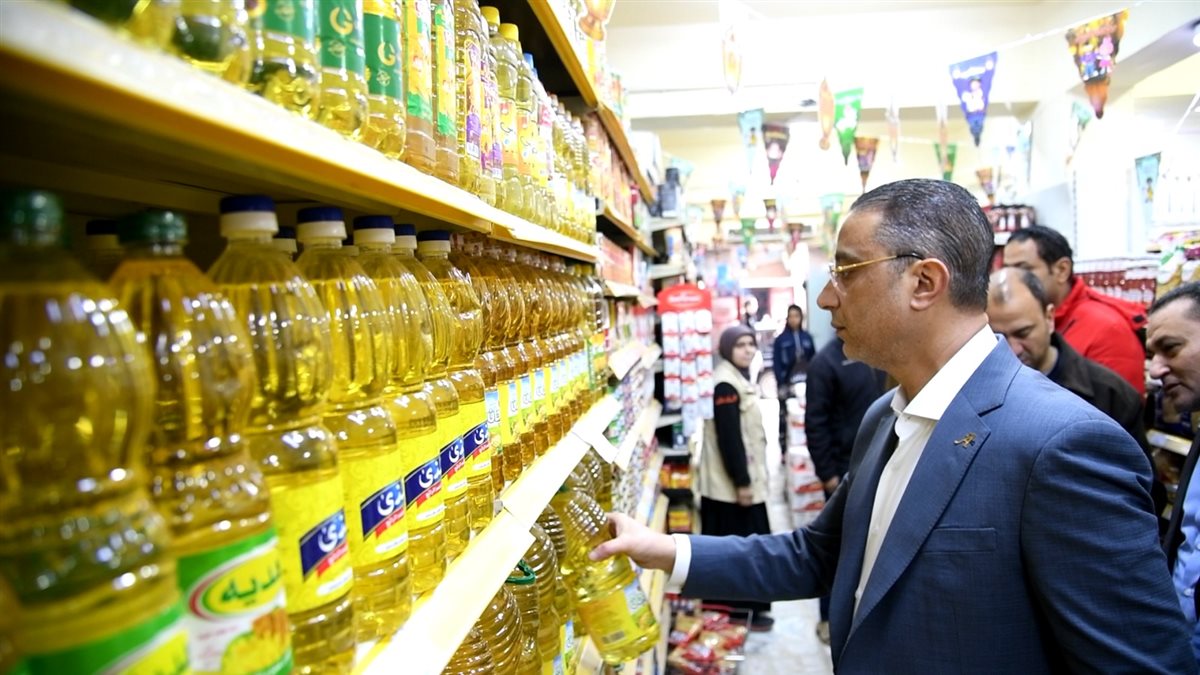 بجولة ميدانية.. محافظ الفيوم يتفقد محال بيع السلع الغذائية وسوق الخضار والفاكهة بالحادقة
