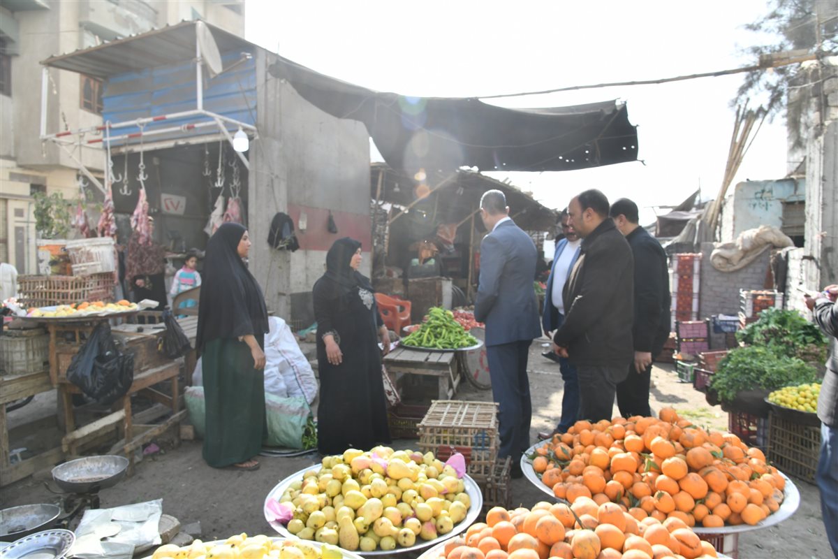 بجولة ميدانية.. محافظ الفيوم يتفقد محال بيع السلع الغذائية وسوق الخضار والفاكهة بالحادقة