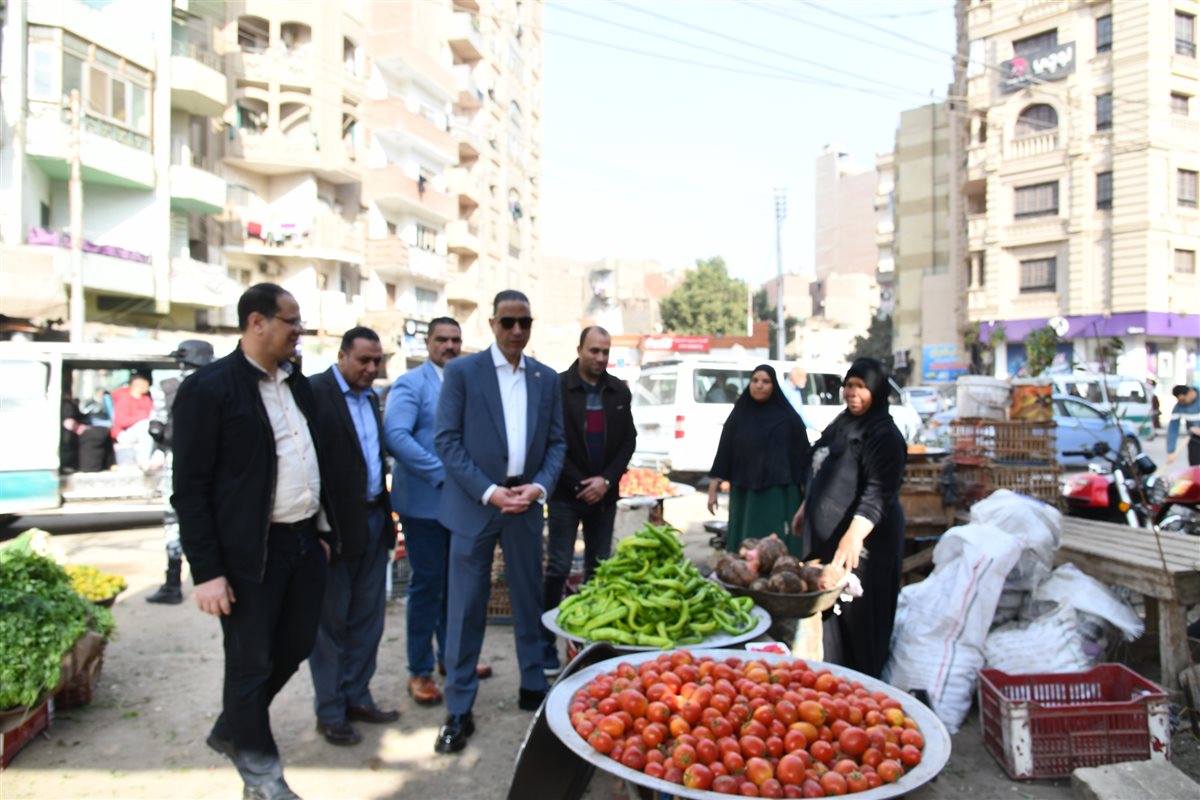 بجولة ميدانية.. محافظ الفيوم يتفقد محال بيع السلع الغذائية وسوق الخضار والفاكهة بالحادقة