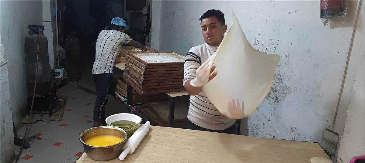 إيده تتلف في حرير.. شاب بحيراوي يبدع في صناعة الفطيربالفيوم