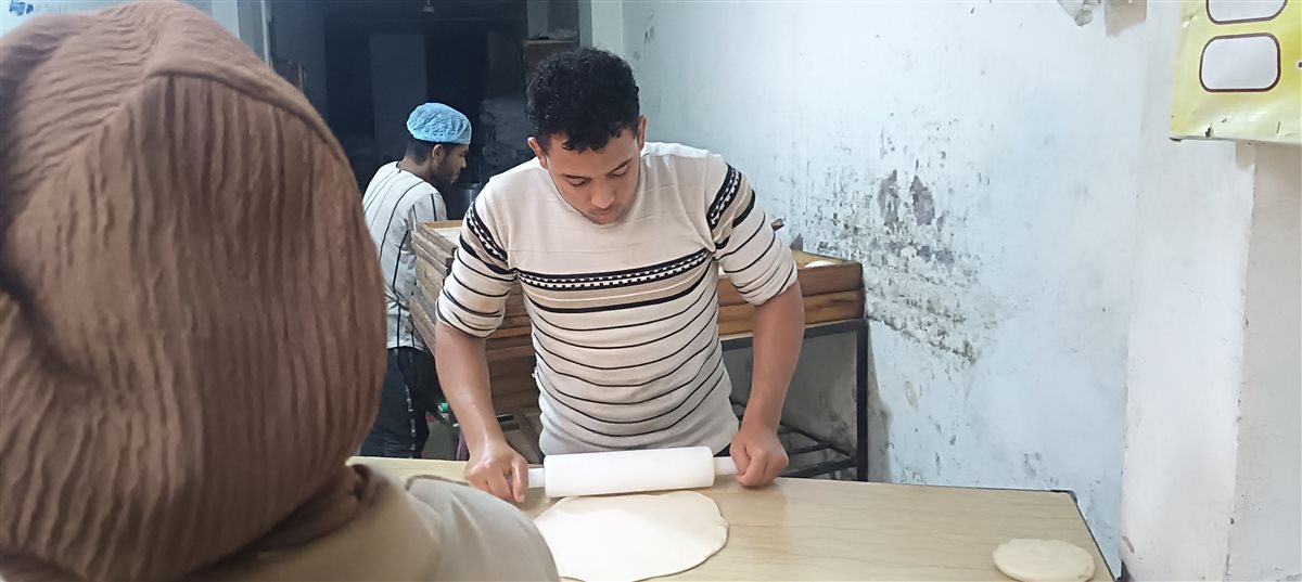 إيده تتلف في حرير.. شاب بحيراوي يبدع في صناعة الفطيربالفيوم