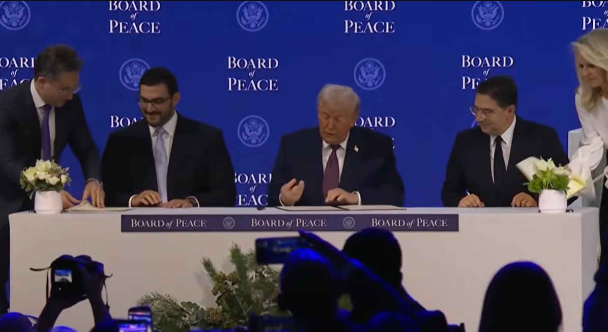 <strong>ترامب يوقع رسميًا ميثاق مجلس السلام الدولي بغزة</strong>