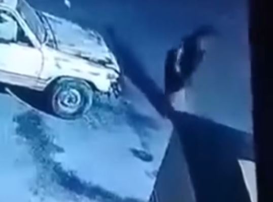 الأمن يفحص مقطعا لسيدة تعذب طفلا في الشارع