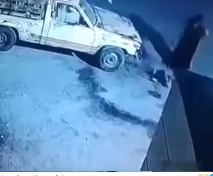 الأمن يفحص مقطعا لسيدة تعذب طفلا في الشارع