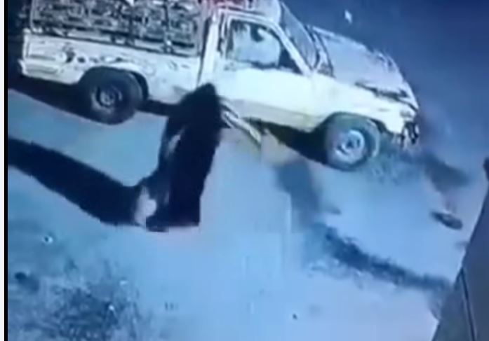 الأمن يفحص مقطعا لسيدة تعذب طفلا في الشارع