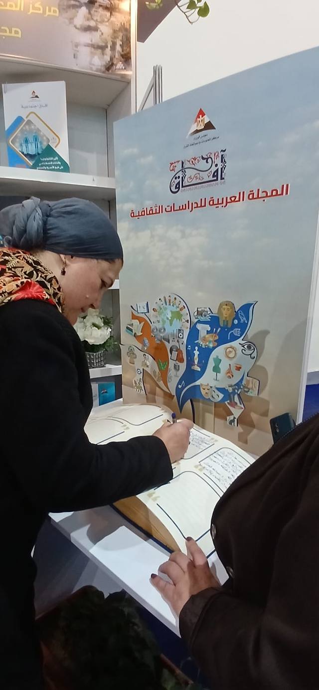 جانب من زيارة رئيسة القومي للطفولة والأمومة للمعرض&nbsp;