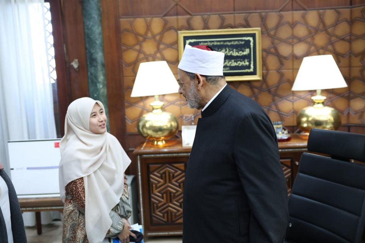 شيخ الأزهر والطالبة الإندونيسية&nbsp;