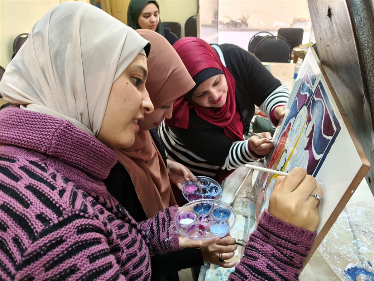 «مقتطفات حرفية» بثقافة الفيوم تواصل إبداعها لليوم الثالث وتدخل مرحلة التلوين على البورسلين
