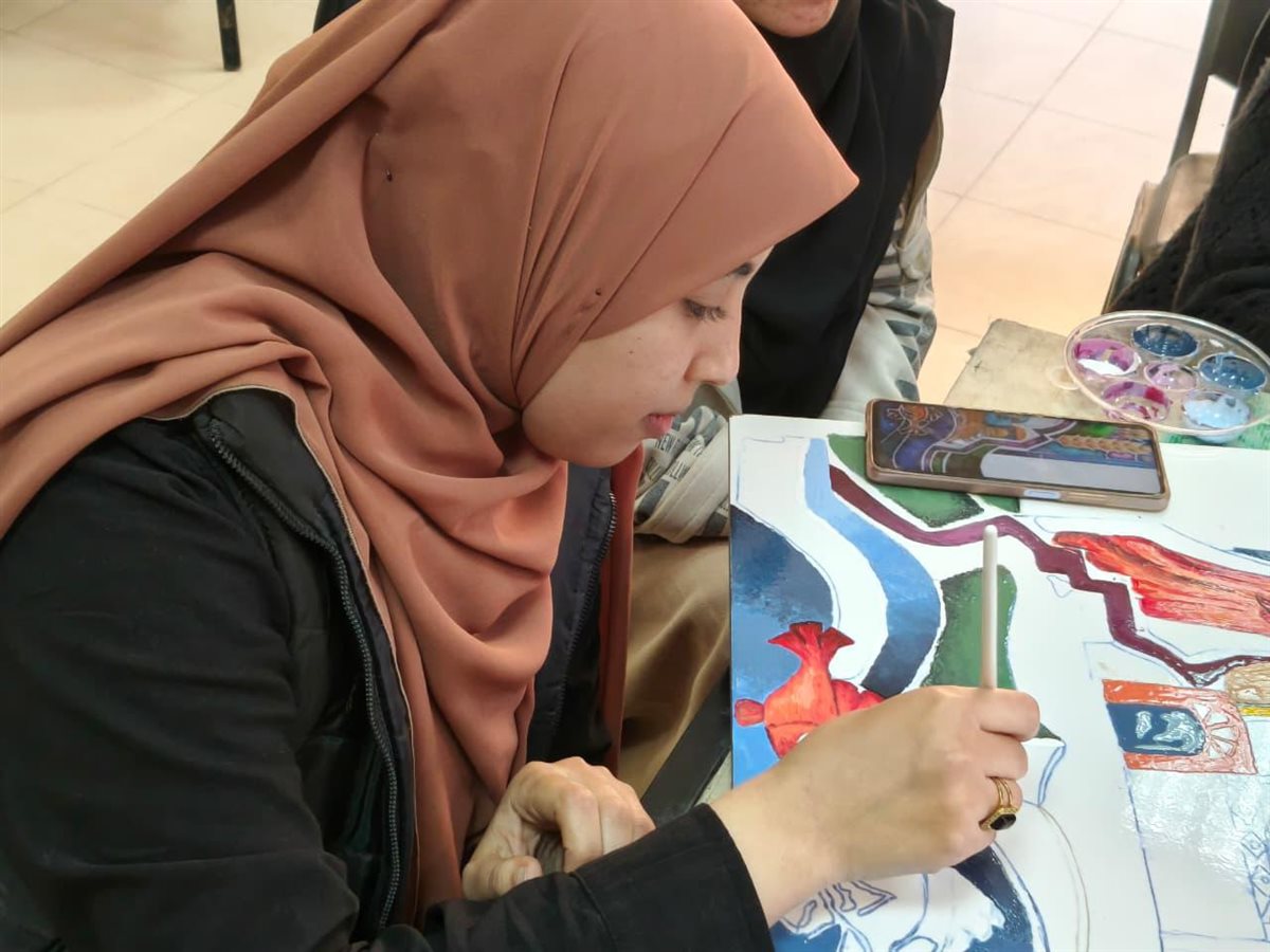 «مقتطفات حرفية» بثقافة الفيوم تواصل إبداعها لليوم الثالث وتدخل مرحلة التلوين على البورسلين