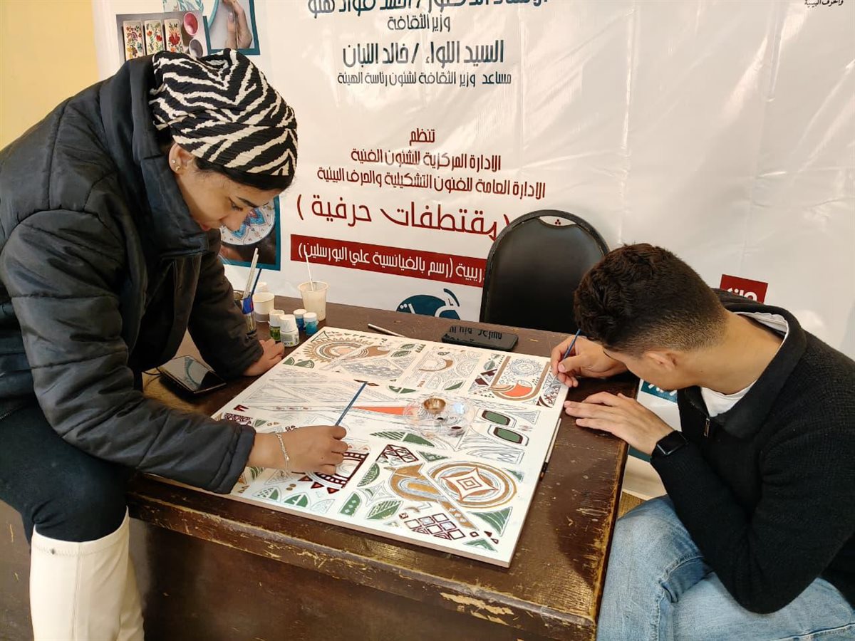 «مقتطفات حرفية» بثقافة الفيوم تواصل إبداعها لليوم الثالث وتدخل مرحلة التلوين على البورسلين