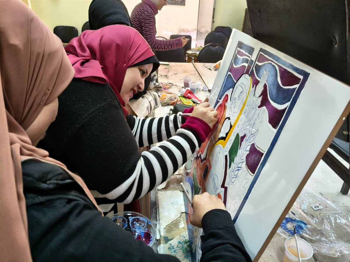 «مقتطفات حرفية» بثقافة الفيوم تواصل إبداعها لليوم الثالث وتدخل مرحلة التلوين على البورسلين