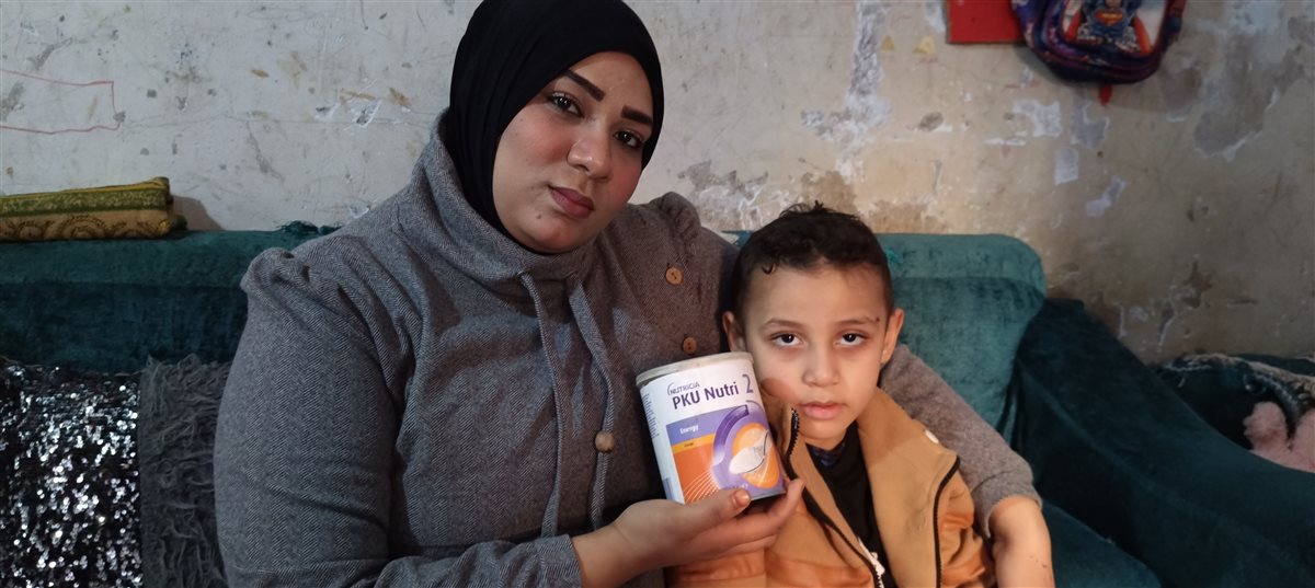 والدة الطفل أنس بالفيوم مريض PKU تستغيث بالرئيس ووزير الصحة: “مش لاقية أكل ولا لبن لابني”