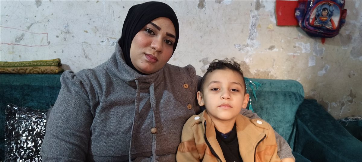 والدة الطفل أنس بالفيوم مريض PKU تستغيث بالرئيس ووزير الصحة: “مش لاقية أكل ولا لبن لابني”