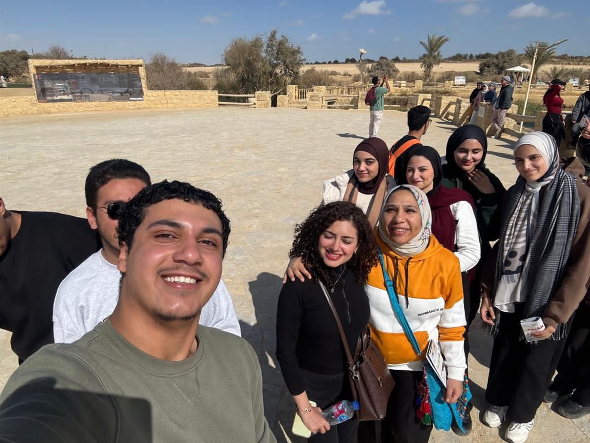 رحلة طلابية من كلية الإعلام بجامعة الأهرام الكندية إلى معالم الفيوم السياحية والأثرية