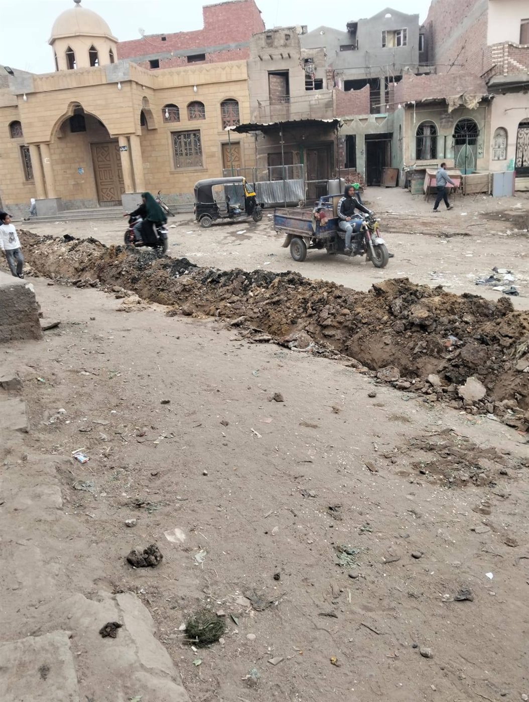 كابل كهرباء 11 ألف فولت فوق ماسورة مياه يهدد حياة الأهالي بالروضة في الفيوم&nbsp;