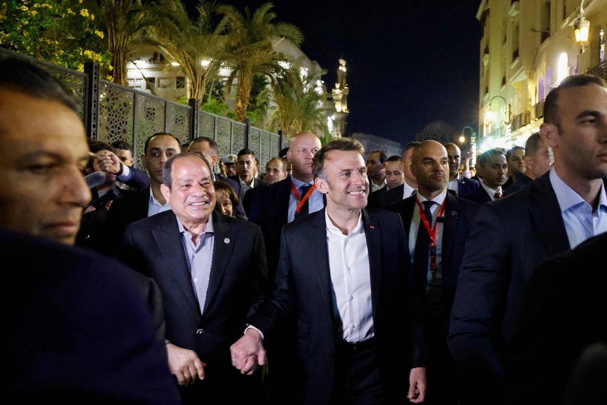 الرئيس المصري والرئيس الفرنسي في شارع المعز