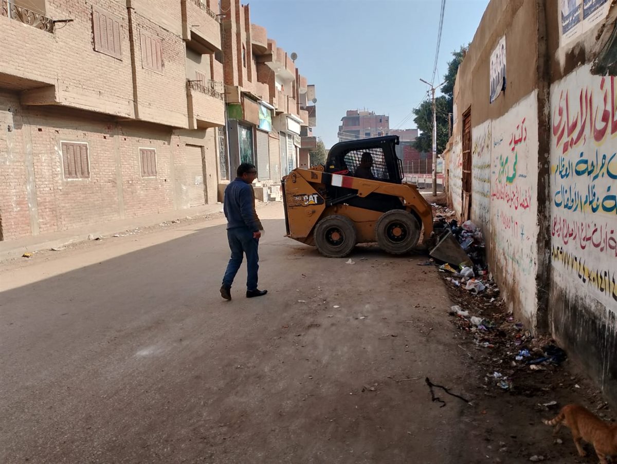 حملات للنظافة العامة ورفع الأتربة والمخلفات وصيانة الإنارة وتمهيدالطرق بسنورس&nbsp;
