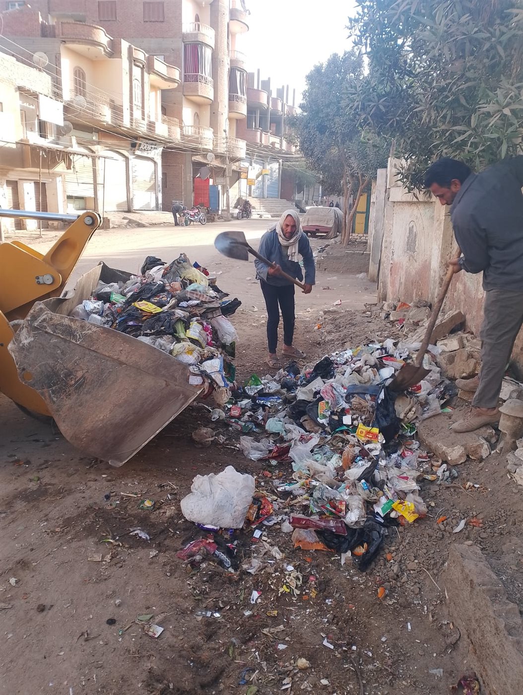 حملات للنظافة العامة ورفع الأتربة والمخلفات وصيانة الإنارة وتمهيدالطرق بسنورس&nbsp;