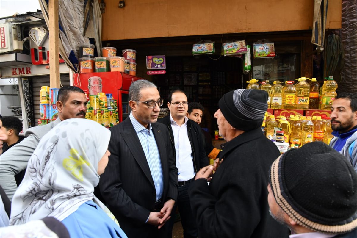 محافظ الفيوم يتفقد عدداً من المحال التجارية والجزارة وشوادر بيع الخضروات بأبشواي