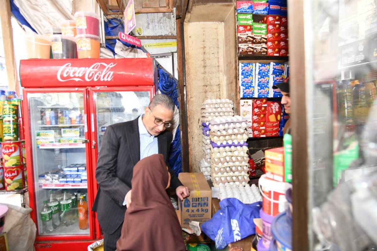 محافظ الفيوم يتفقد عدداً من المحال التجارية والجزارة وشوادر بيع الخضروات بأبشواي