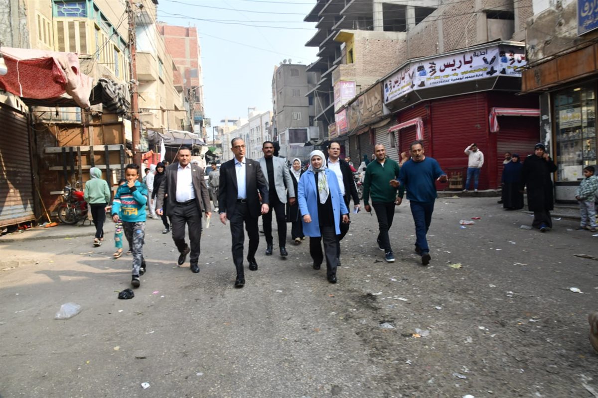 محافظ الفيوم يتفقد عدداً من المحال التجارية والجزارة وشوادر بيع الخضروات بأبشواي