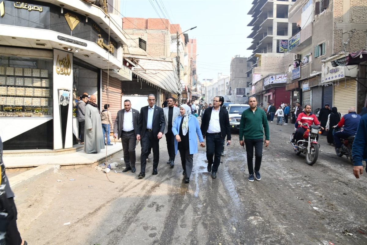 محافظ الفيوم يتفقد عدداً من المحال التجارية والجزارة وشوادر بيع الخضروات بأبشواي