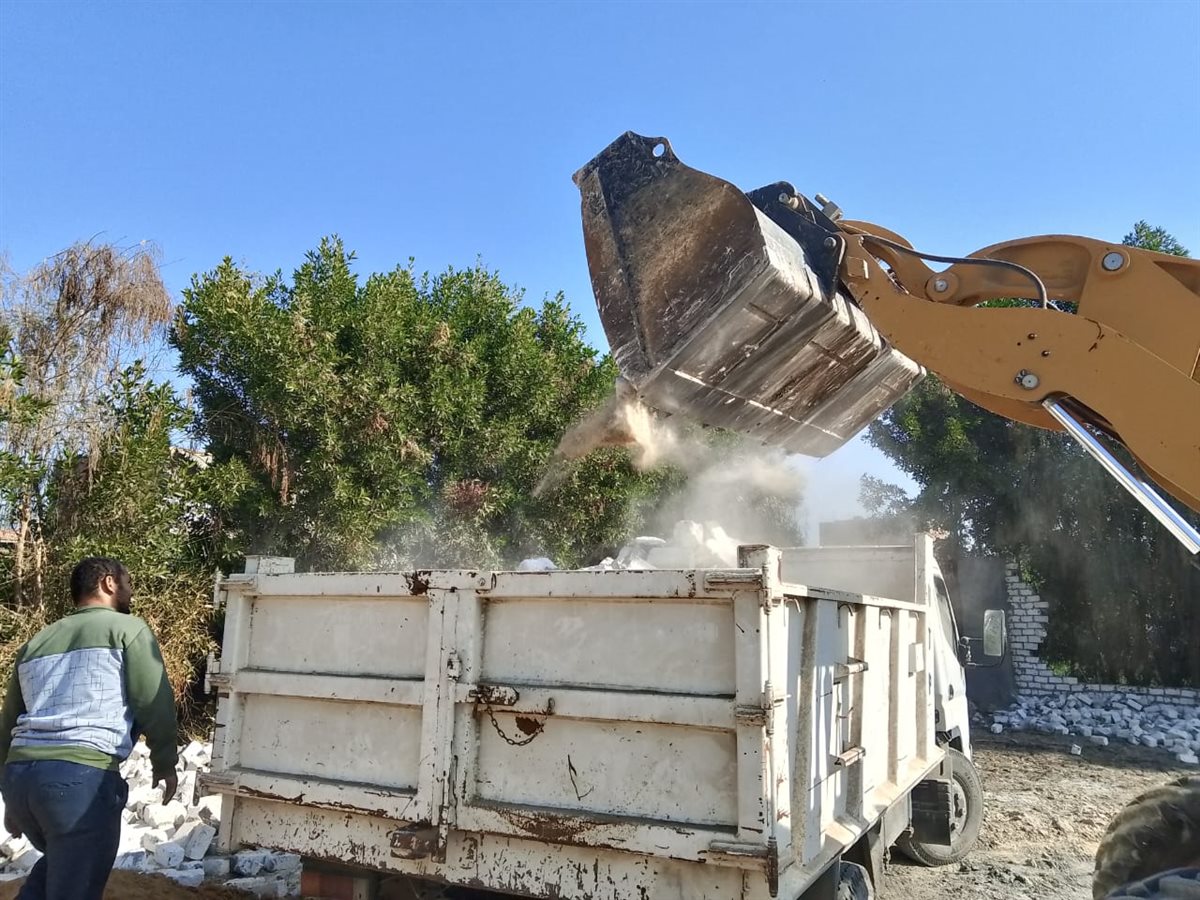 حملات للنظافة العامة ورفع الإشغالات وتمهيد الطرق بمدينة سنورس وعدد من قرى المركز