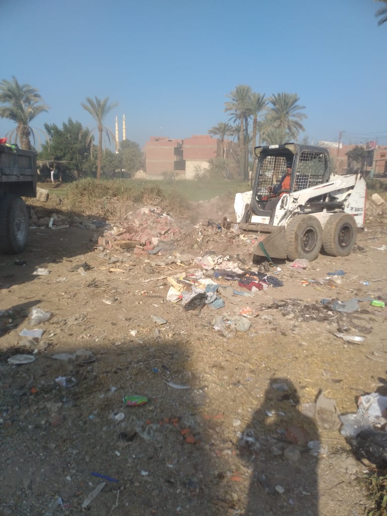 حملات للنظافة العامة ورفع الإشغالات وتمهيد الطرق بمدينة سنورس وعدد من قرى المركز