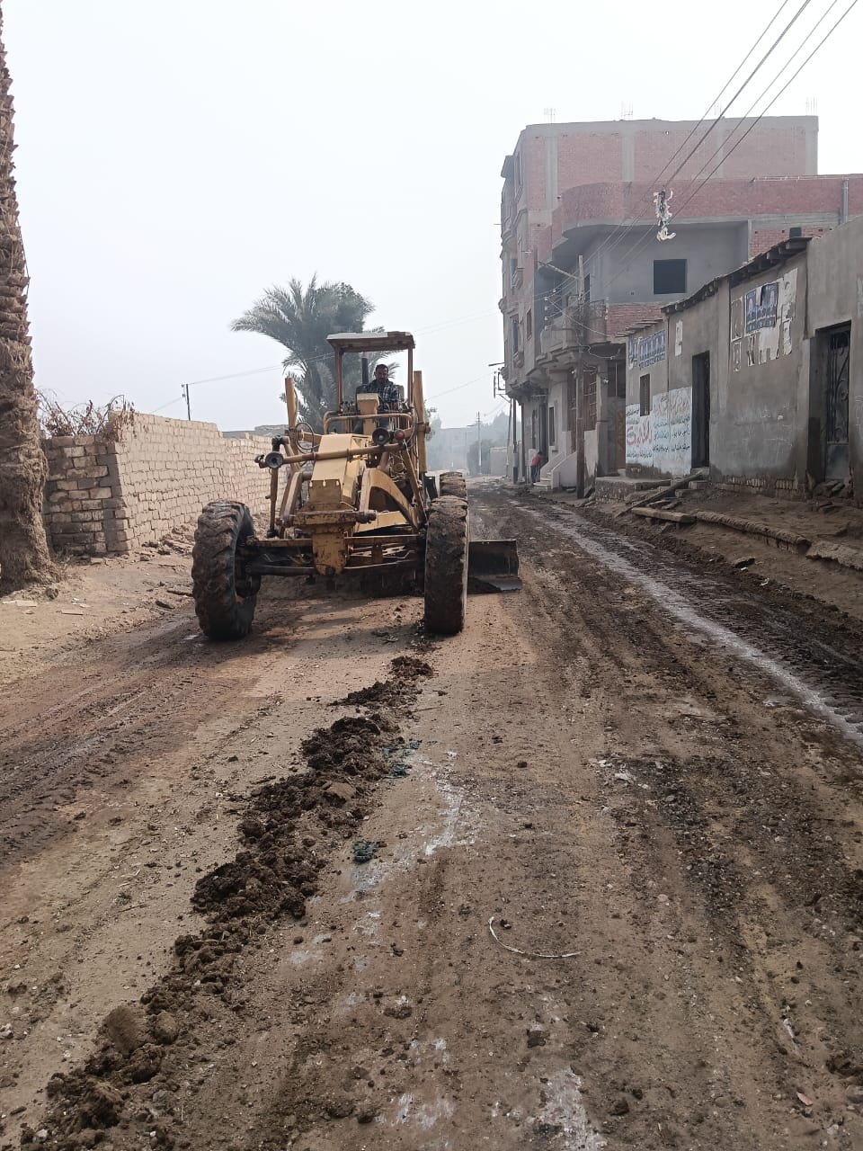حملات للنظافة العامة ورفع الإشغالات وتمهيد الطرق بمدينة سنورس وعدد من قرى المركز
