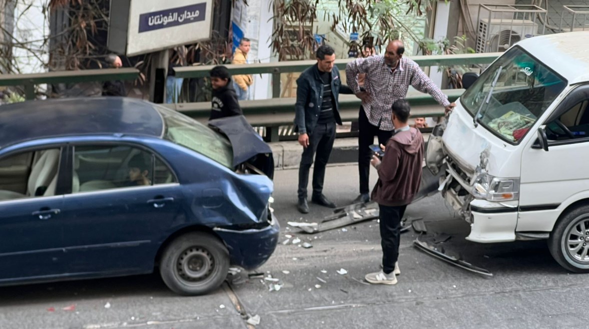 حادث تصادم بين سيارتين أعلي كوبري بالمعادي