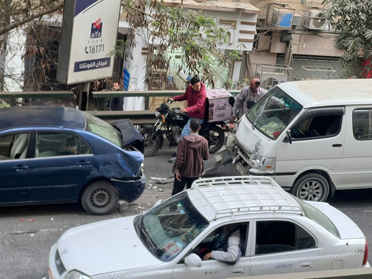 حادث تصادم بين سيارتين أعلي كوبري بالمعادي