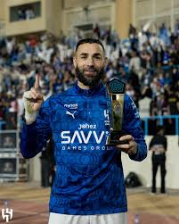 كريم بنزيما رجلًأ لمباراة الهلال و الأخدود