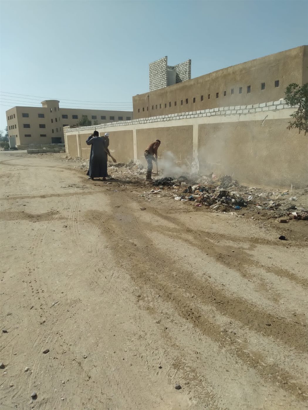 حملات مكثفة للنظافة ورش الطرق وصيانة الإنارة وتحسين المظهر الحضاري بمركز يوسف الصديق
