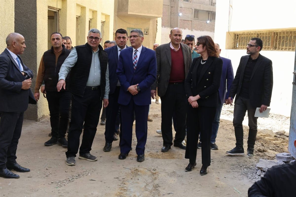 جانب من زيارة محافظ الجيزة لشارع العريش